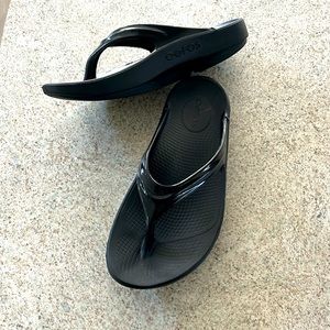 OOFOS black women’s original sandal